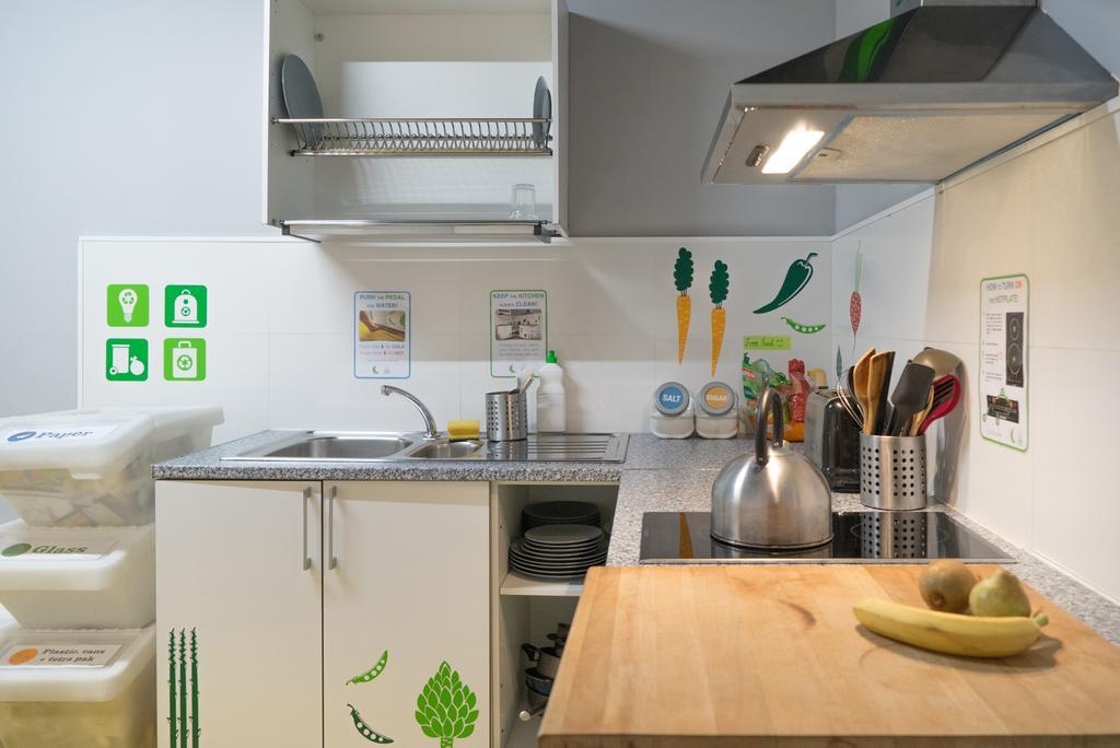 Sleep Green - Certified Eco Youth Hostel Barcellona Esterno foto