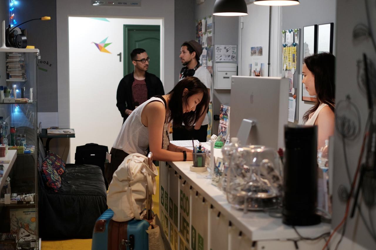 Sleep Green - Certified Eco Youth Hostel Barcellona Esterno foto