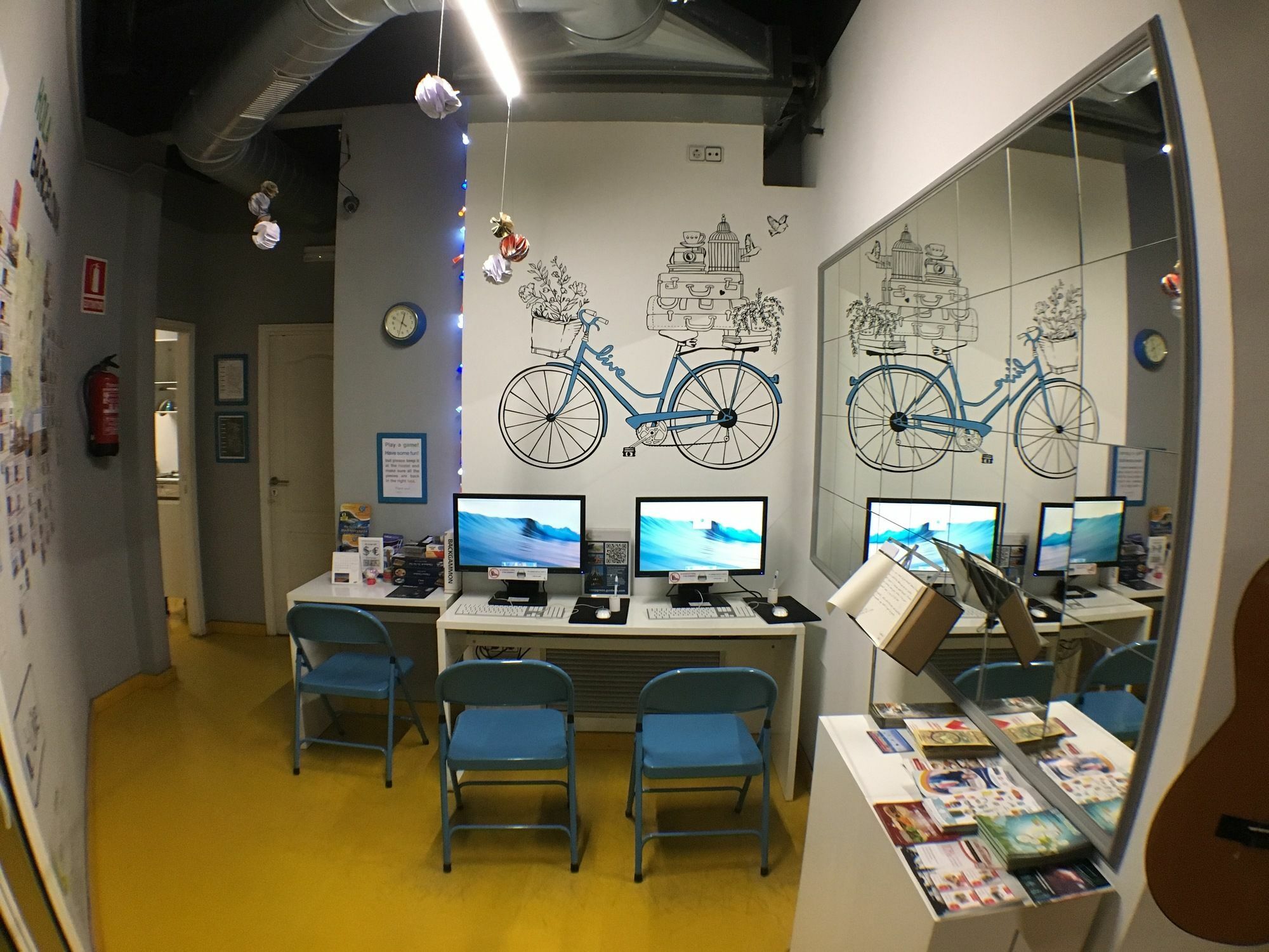 Sleep Green - Certified Eco Youth Hostel Barcellona Esterno foto