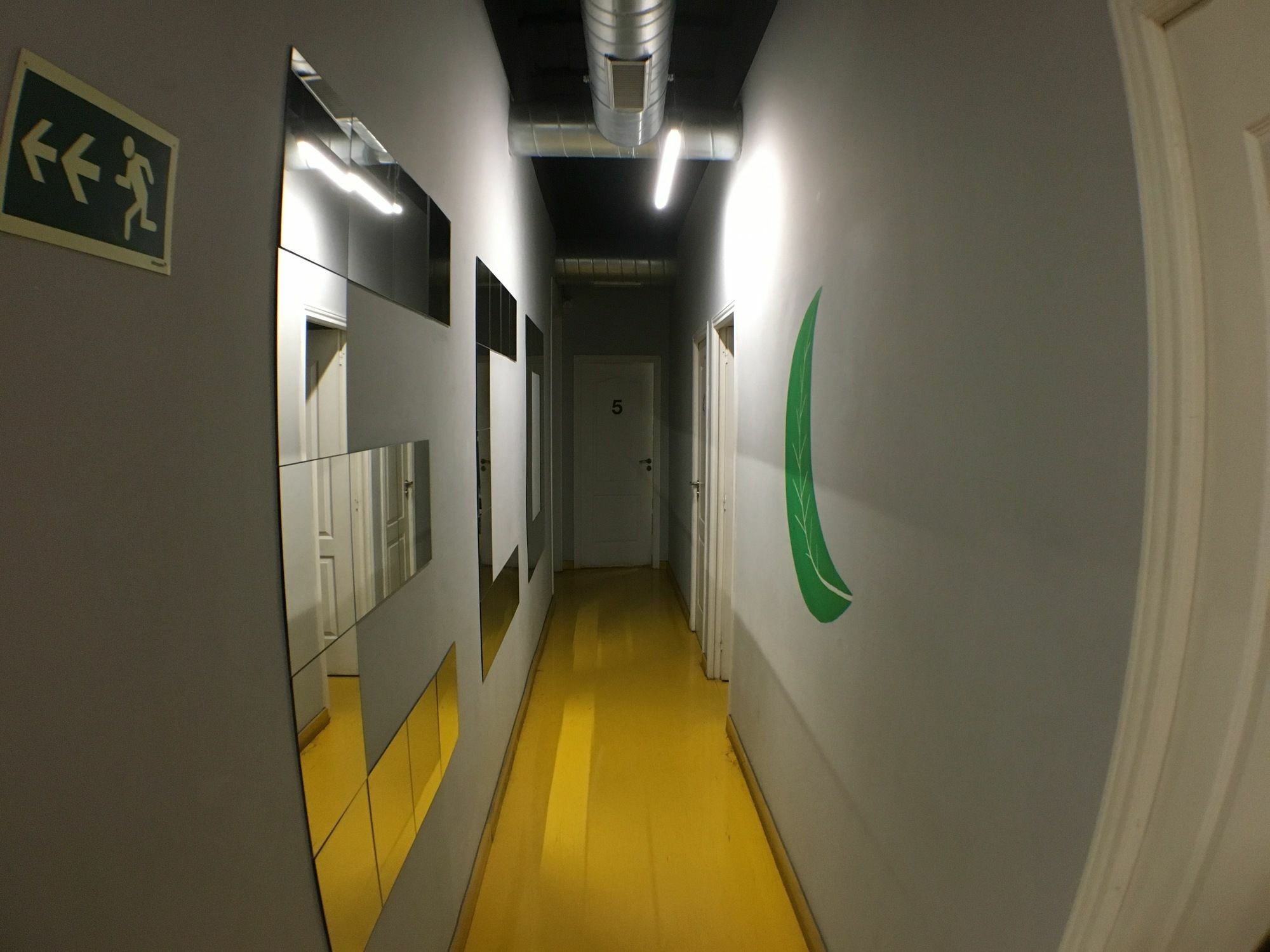 Sleep Green - Certified Eco Youth Hostel Barcellona Esterno foto