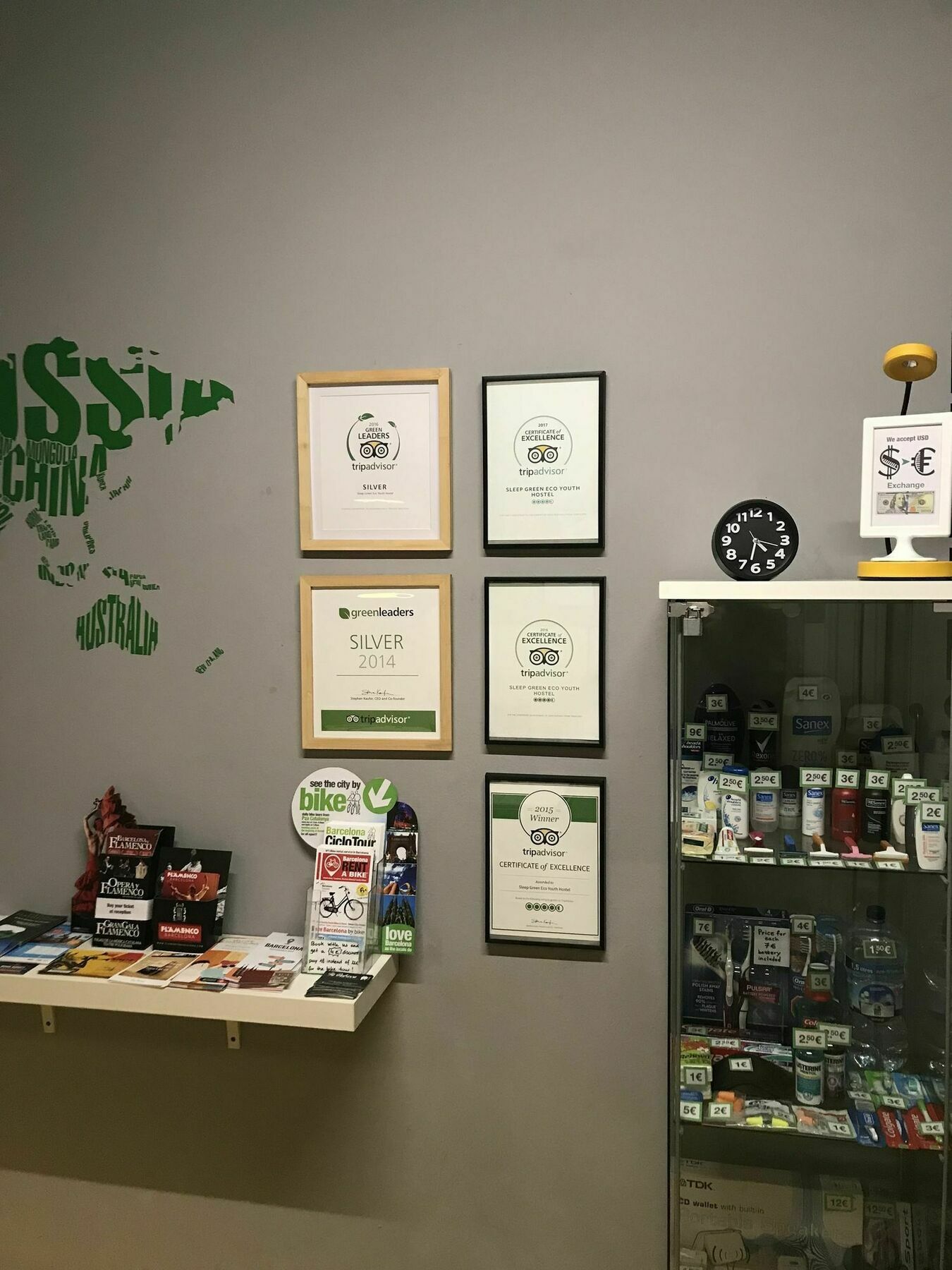Sleep Green - Certified Eco Youth Hostel Barcellona Esterno foto