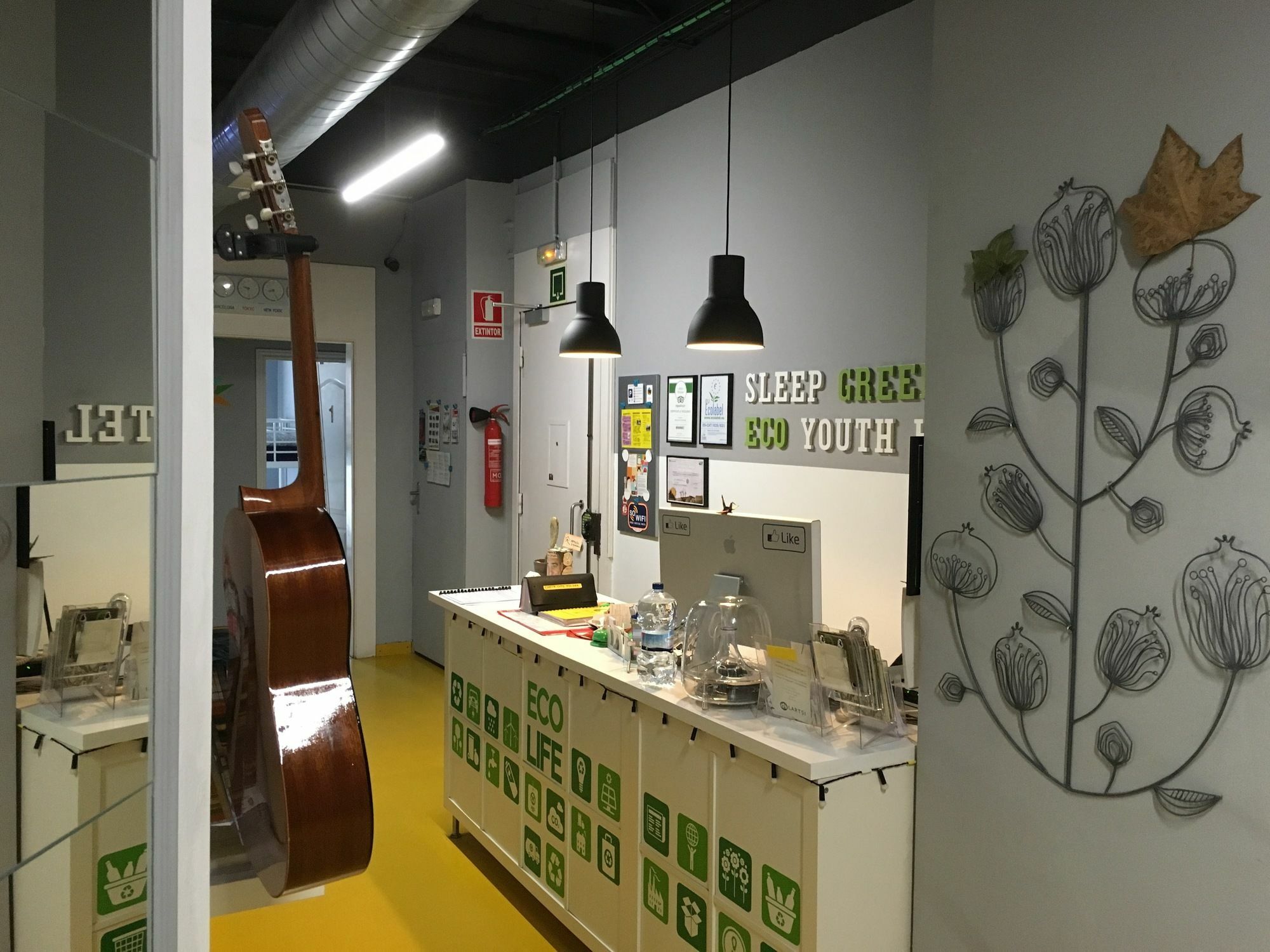 Sleep Green - Certified Eco Youth Hostel Barcellona Esterno foto