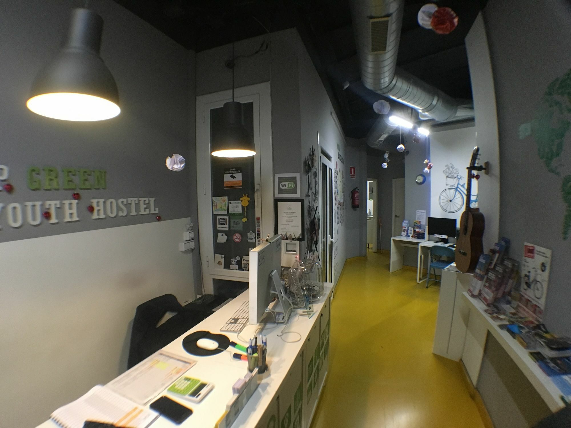 Sleep Green - Certified Eco Youth Hostel Barcellona Esterno foto